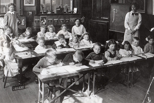 E1b-009a: Albert Road Board School infant class, 1910