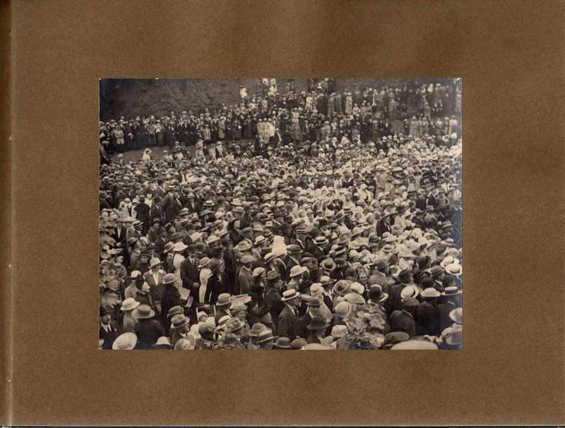 F1a-134: Northcliffe Woods 1920: Page 3 - Crowd at the opening ceremony. Image credit: Saltaire Collection