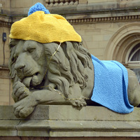 2025.68.35: Saltaire Tour de Yorkshire Decorated Lion (licking its paw). Digital image credit: Saltaire Collection