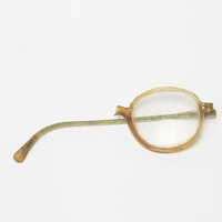 2018.9.6.12.4: Spectacles. Image credit: Saltaire Collection