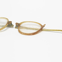 2018.9.6.12.4: Spectacles. Image credit: Saltaire Collection